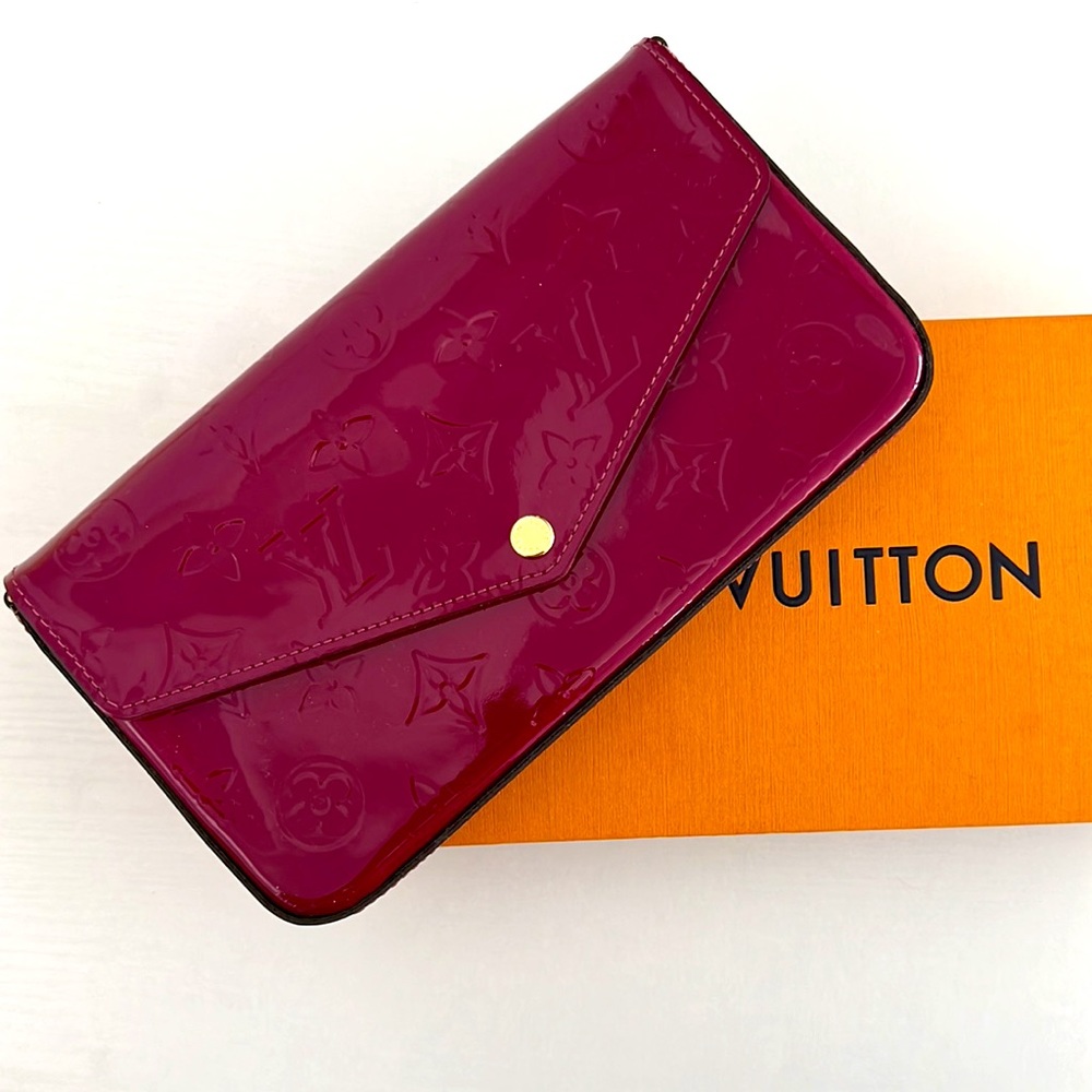 Like-New Condition! Authentic Louis Vuitton purse/crossbody bag in box